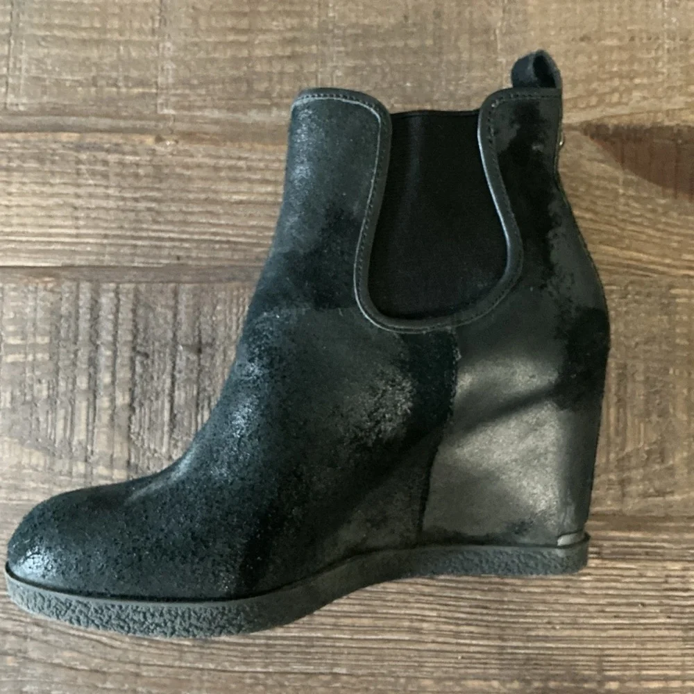 Donald J. Pilner Dillion Black Distressed Ankle Wedge Boots Size 6.5